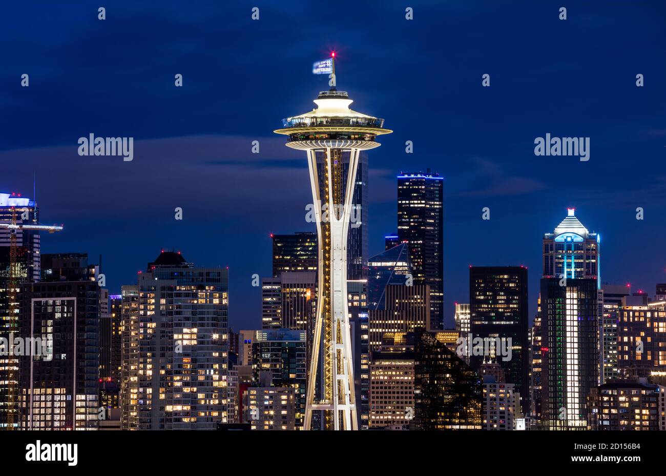 L'emblématique Space Needle avec les gratte-ciel de Seattle la nuit Banque D'Images