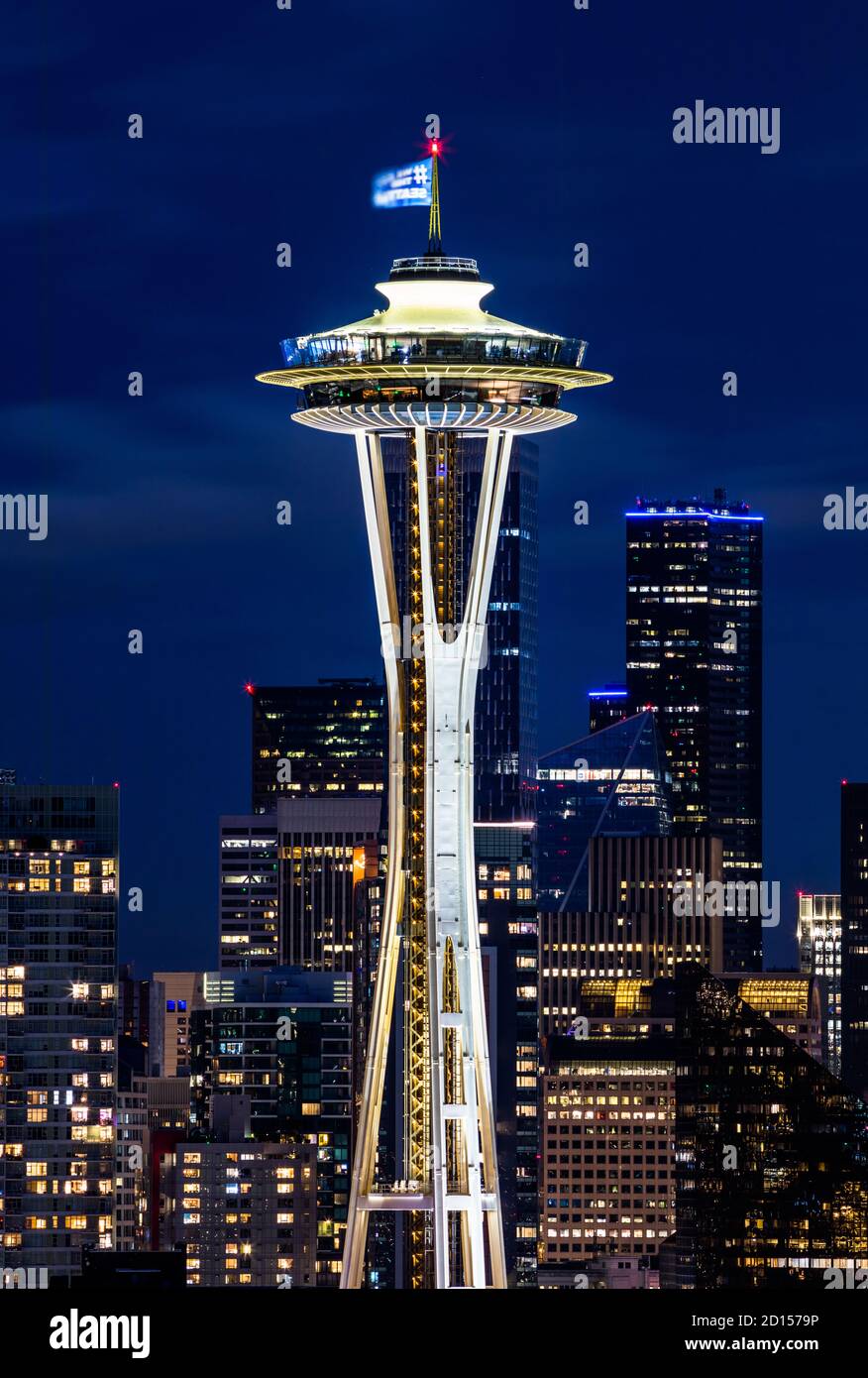 Horizon de Seattle avec l'emblématique Space Needle la nuit Banque D'Images