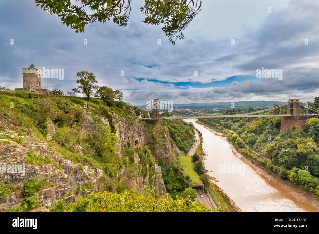 CENTRE-VILLE DE BRISTOL ANGLETERRE BRUNELS PONT SUSPENDU DE CLIFTON AU-DESSUS DE LA AVON GORGE L'OBSERVATOIRE ET UN GRIMPEUR DE ROCHE PRÈS DE LA PLATE-FORME DE VISUALISATION JAUNE Banque D'Images