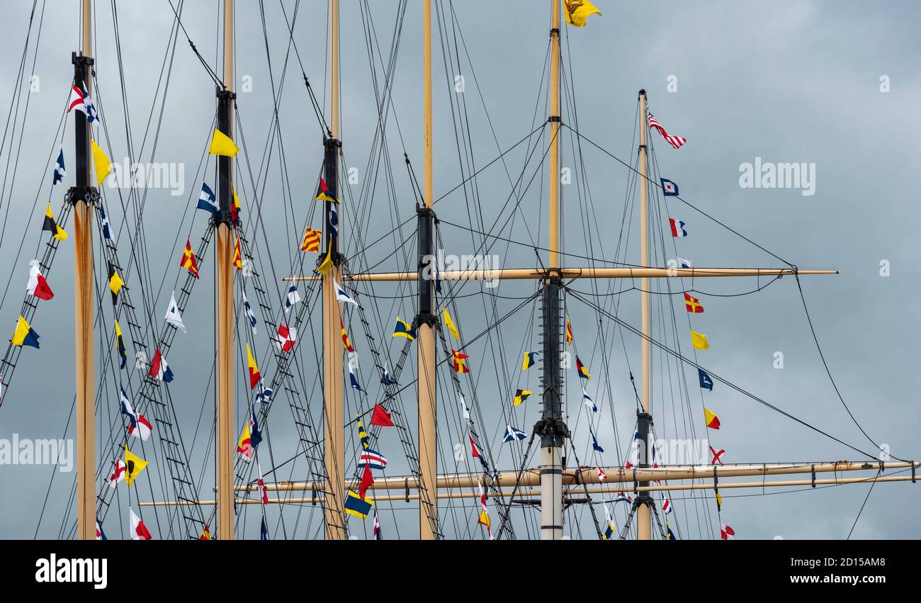 BRISTOL VILLE ANGLETERRE LES MÂTS DRAPEAUX ET LE MONTAGE DE SS GRANDE-BRETAGNE Banque D'Images