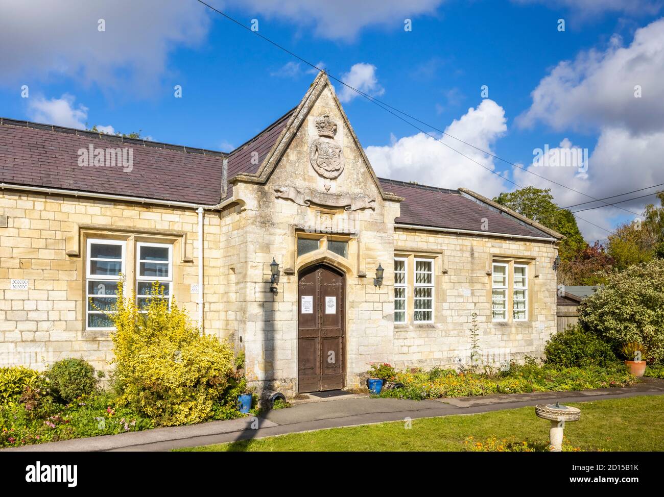 The Old School, un bâtiment historique datant de 1835 dans le Grand Bedwyn avec la crête de Bruce Clan et la devise Fuimus, un village dans l'est du Wiltshire, dans le sud de l'Angleterre Banque D'Images