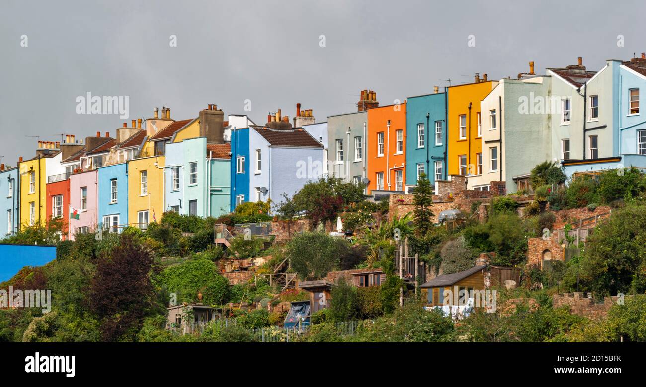 VILLE DE BRISTOL LES MAISONS COLORÉES ET LES JARDINS EN TERRASSE DANS LE QUARTIER DE CLIFTON WOOD ET BELLEVUE CRESCENT DE LA VILLE Banque D'Images