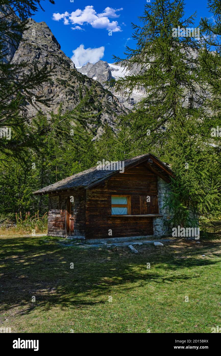 Ancienne petite cabane dans les montagnes, Val Ferret, Courmayeur, Italie Banque D'Images
