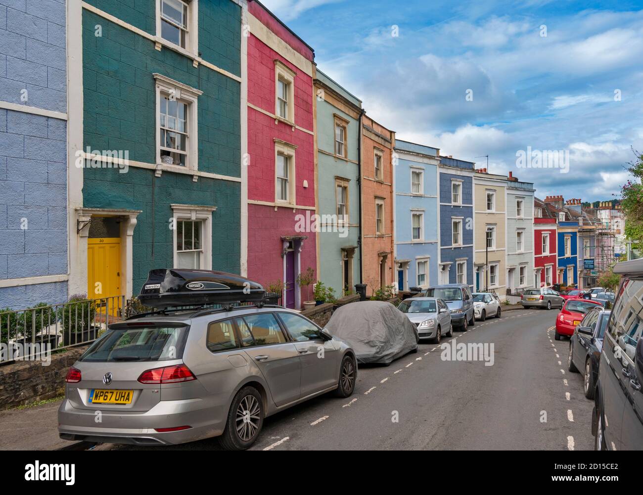 VILLE DE BRISTOL LES NOMBREUSES MAISONS COLORÉES DANS LE BOIS DE CLIFTON CHURCH LANE ET BELLEVUE CRESCENT ZONE DE LA VILLE Banque D'Images