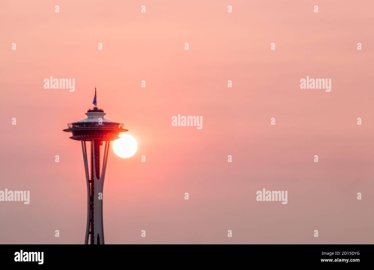 L'emblématique Space Needle de Seattle, Washington, au coucher du soleil, avec des couleurs brillantes causées par les nuages et la fumée des incendies dans l'ouest des États-Unis en septembre Banque D'Images