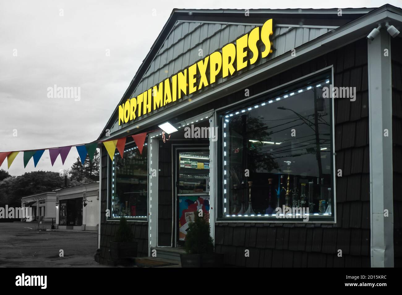 Petite boutique de quartier par une journée Banque D'Images