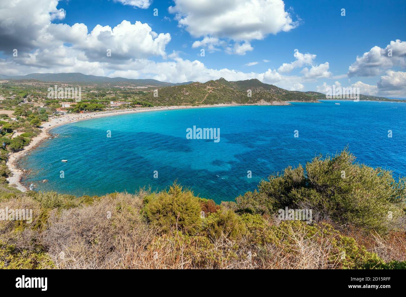 Paysage de la côte de la Sardaigne - côte sud Villasimius, dans une journée ensoleillée et nuageux Banque D'Images