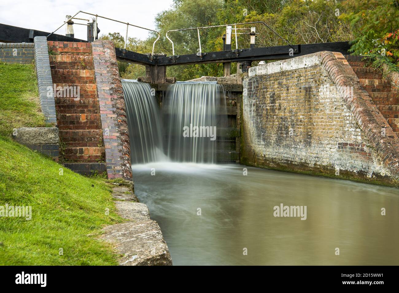 Longue exposition dans l'eau au-dessus des portes d'écluse de Stoke Brurne, dans le sud du Northamptonshire, au Royaume-Uni. Banque D'Images