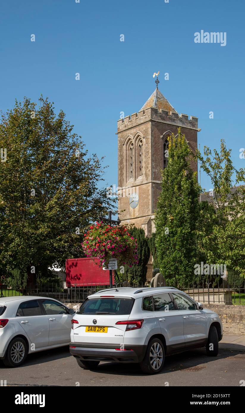Royal Wootton Bassett, Wiltshire, Angleterre, Royaume-Uni. 2020. Vue sur la tour de l'église Saint-Batholomew et All Saints sur la rue High à Royal Wootton Bassett Banque D'Images