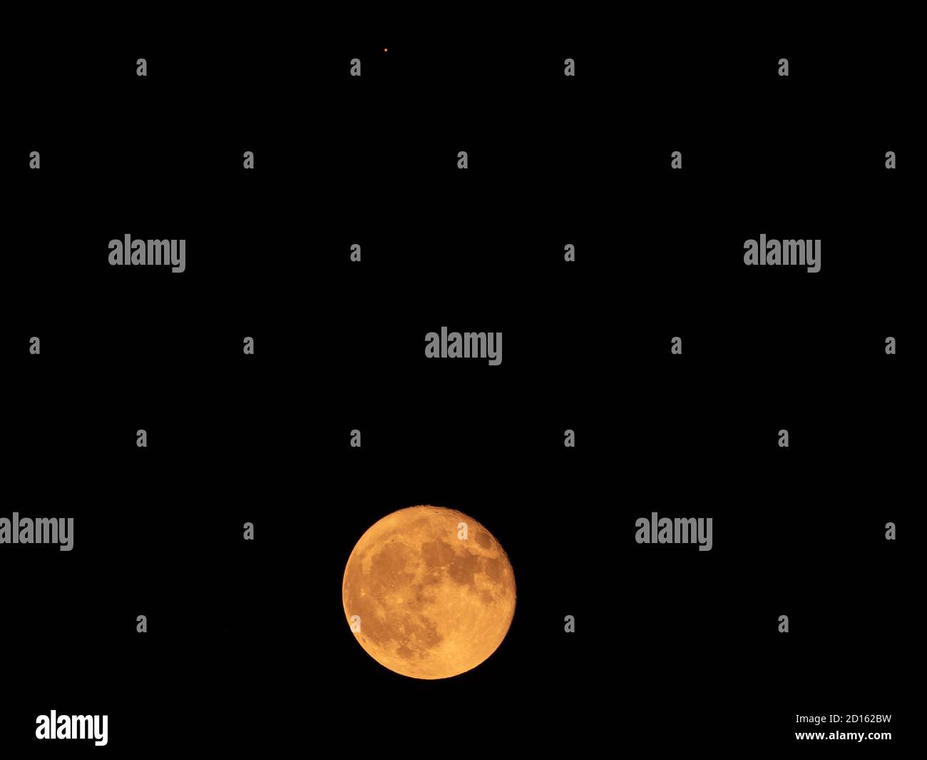 Lune Mars conjonction dans ce magnifique paysage de SkyScape. Oregon, Ashland, Cascade Siskiyou National Monument, automne Banque D'Images