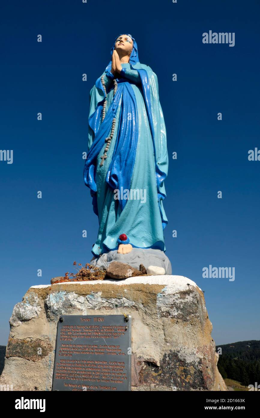 France, Haut Rhin, Sewen, massif du ballon d'Alsace, pré de Wissgrut (1124 m), la Vierge érigée en 1946 par Xavier Berna, agriculteur de Wissgrut, sur son Banque D'Images