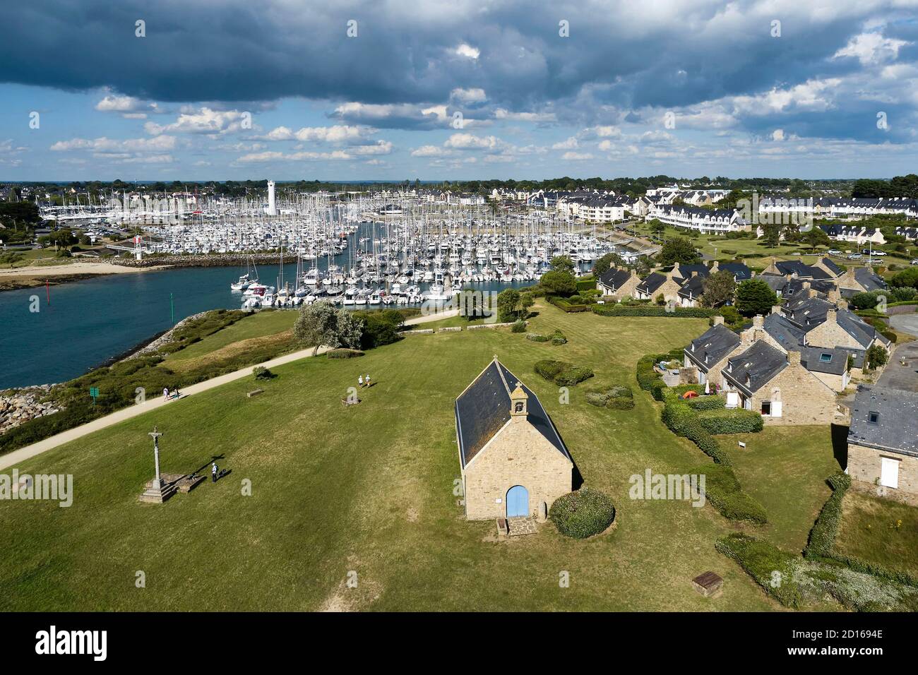 France, Morbihan, Golfe du Morbihan, Presqu'île de Rhuys, Arzon, le port de  plaisance du Crouesty, chapelle notre Dame du Crouesty (vue aérienne Photo  Stock - Alamy