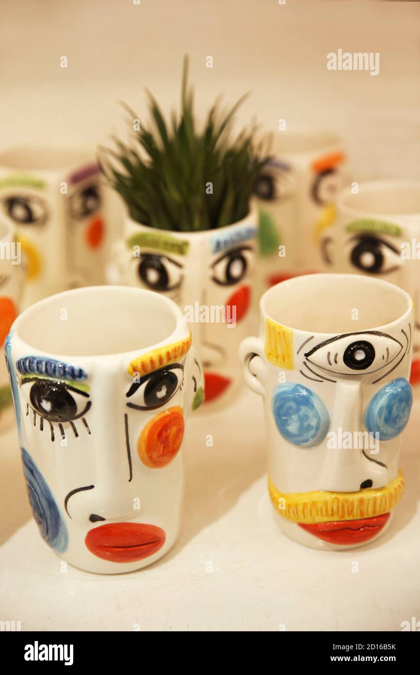 Italie, Sicile, Taormina, vases en céramique décorés avec un visage naïf par Antonio Forlin dans l'atelier Oh sa boutique Don Corleone objets Banque D'Images