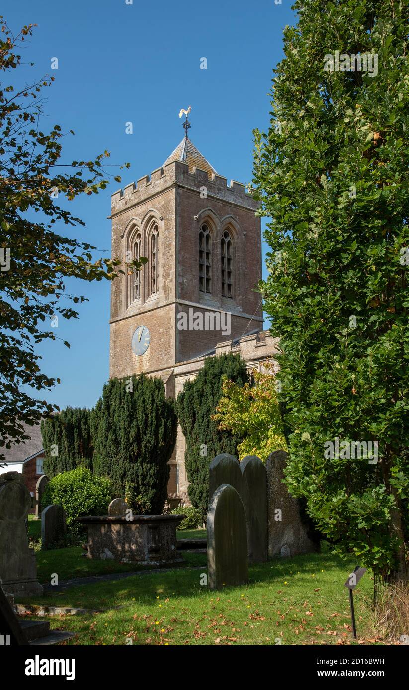 Royal Wootton Bassett, Wiltshire, Angleterre, Royaume-Uni. 2020. Vue sur la tour de l'église Saint-Batholomew et All Saints sur la rue High à Royal Wootton Bassett Banque D'Images