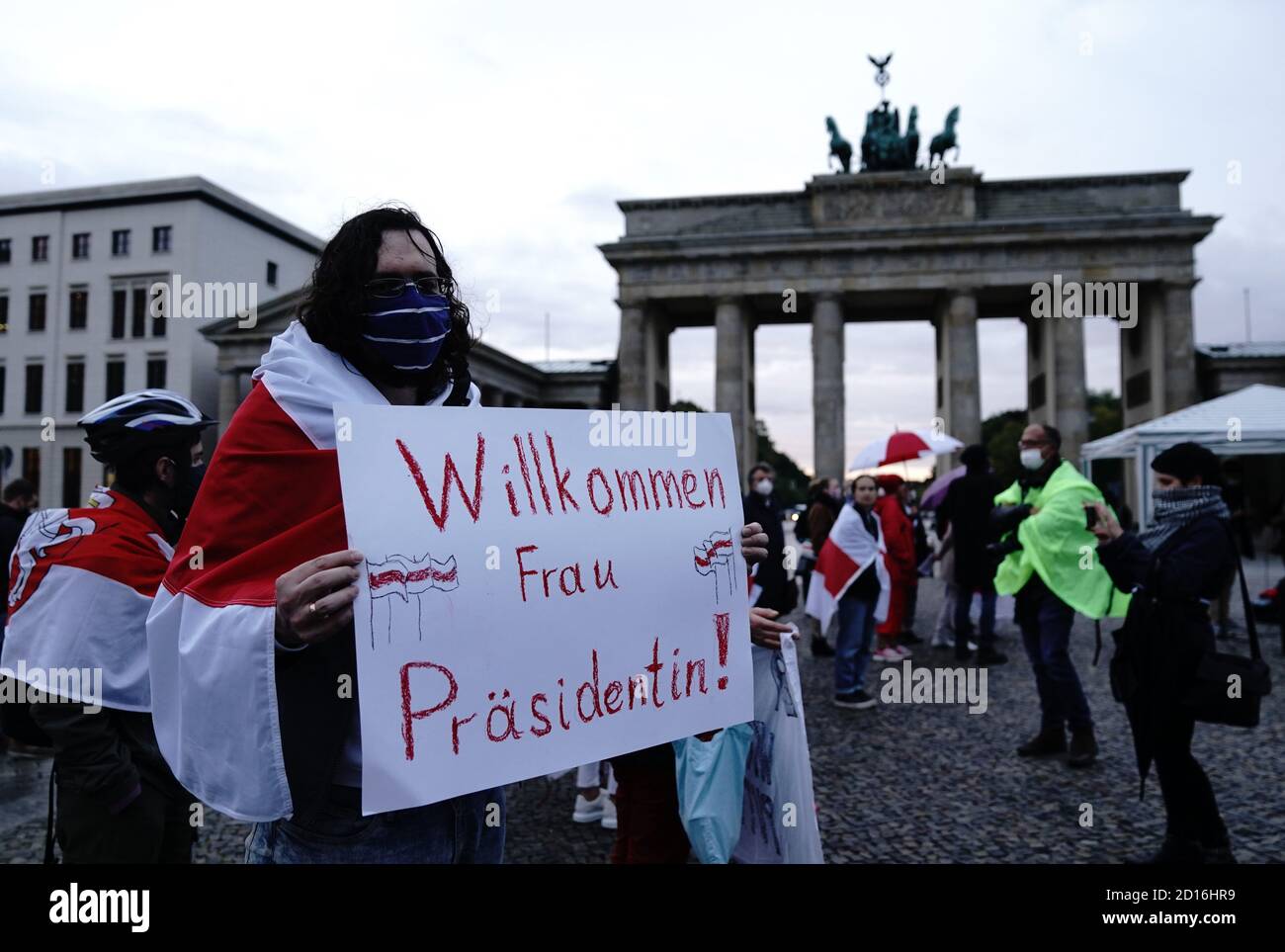 Berlin, Allemagne. 05e octobre 2020. Les partisans attendent devant la porte de Brandebourg le chef de l'opposition biélorusse Tikhanovskaya. Tikhanovskaya rencontrera également le Chancelier allemand le 06.10.2020. Credit: Kay Nietfeld/dpa/Alay Live News Banque D'Images