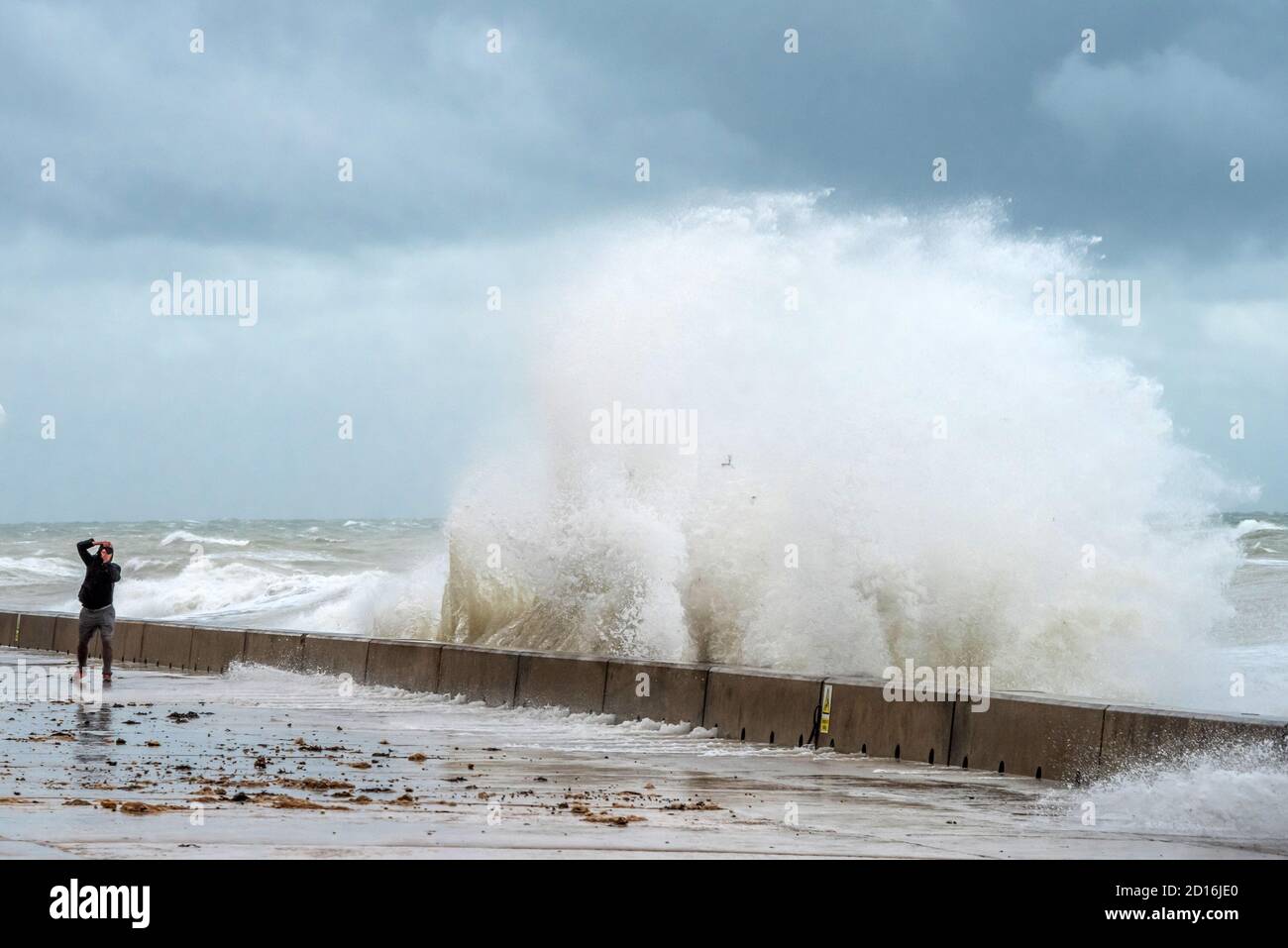 Saltdean, 4 octobre 2020 : la tempête Alex fait planer des vagues sur la promenade du front de mer à Saltdean, dans l'est du Sussex Banque D'Images