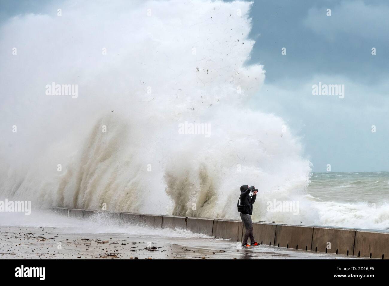 Saltdean, 4 octobre 2020 : la tempête Alex fait planer des vagues sur la promenade du front de mer à Saltdean, dans l'est du Sussex Banque D'Images