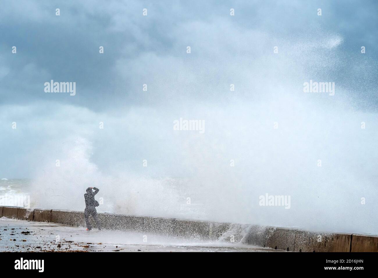 Saltdean, 4 octobre 2020 : la tempête Alex fait planer des vagues sur la promenade du front de mer à Saltdean, dans l'est du Sussex Banque D'Images
