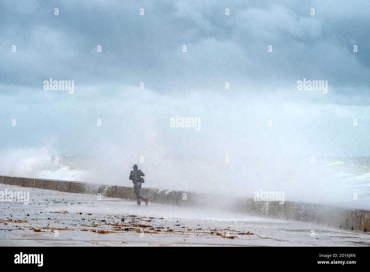 Saltdean, 4 octobre 2020 : la tempête Alex fait planer des vagues sur la promenade du front de mer à Saltdean, dans l'est du Sussex Banque D'Images