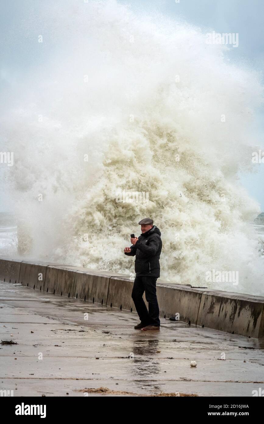 Saltdean, 4 octobre 2020 : la tempête Alex fait planer des vagues sur la promenade du front de mer à Saltdean, dans l'est du Sussex Banque D'Images