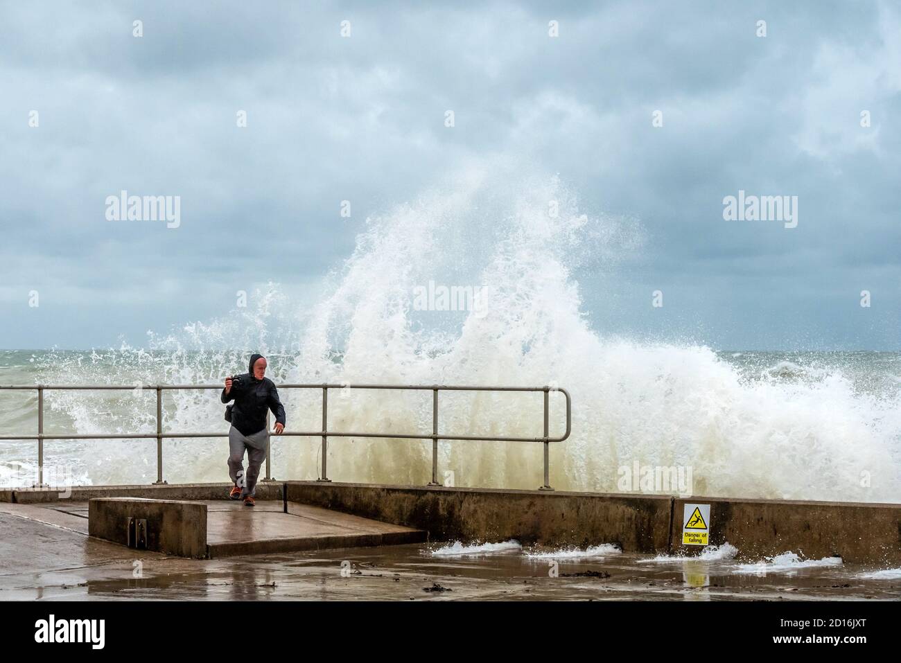 Saltdean, 4 octobre 2020 : la tempête Alex fait planer des vagues sur la promenade du front de mer à Saltdean, dans l'est du Sussex Banque D'Images