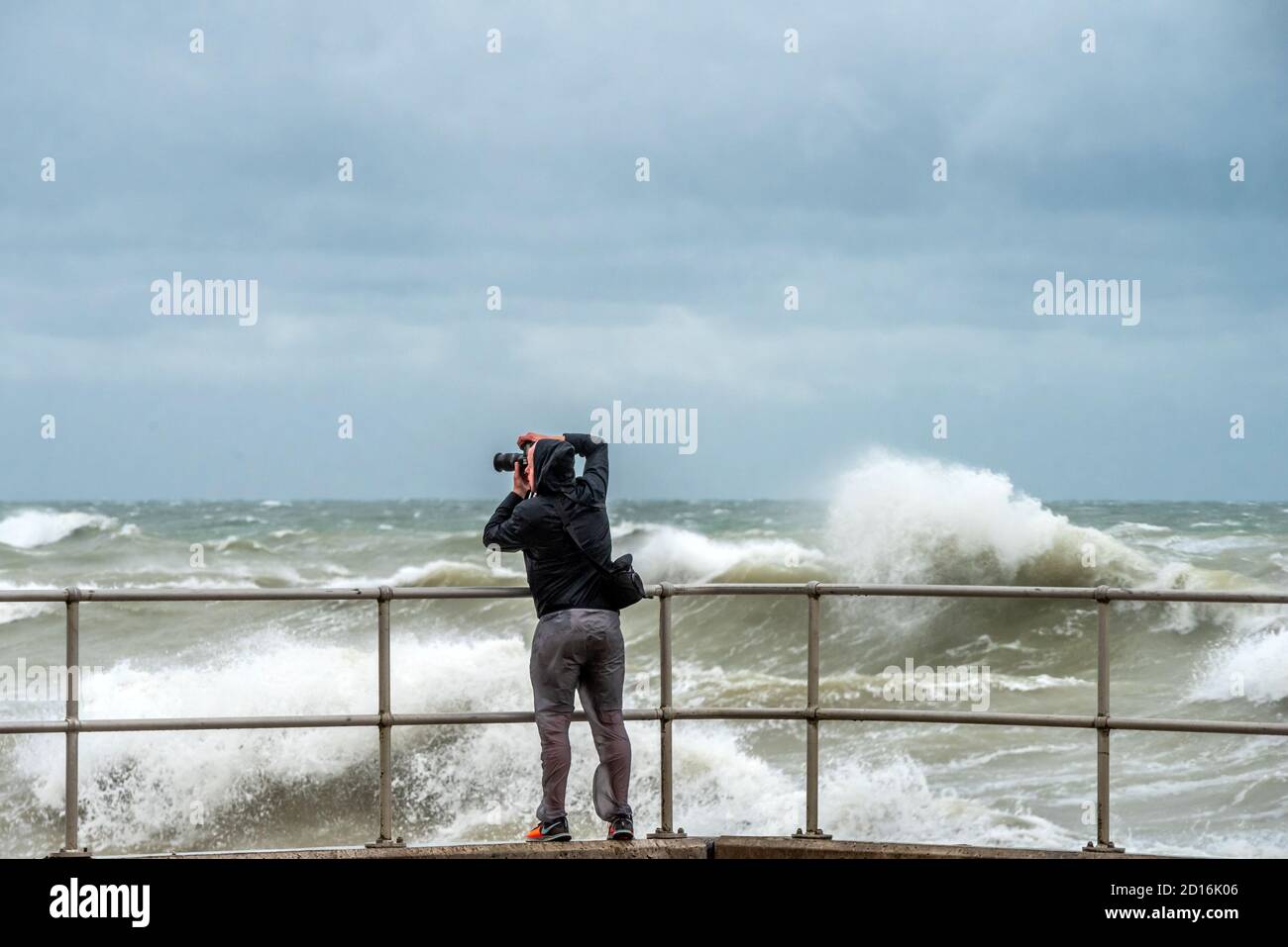 Saltdean, 4 octobre 2020 : la tempête Alex fait planer des vagues sur la promenade du front de mer à Saltdean, dans l'est du Sussex Banque D'Images