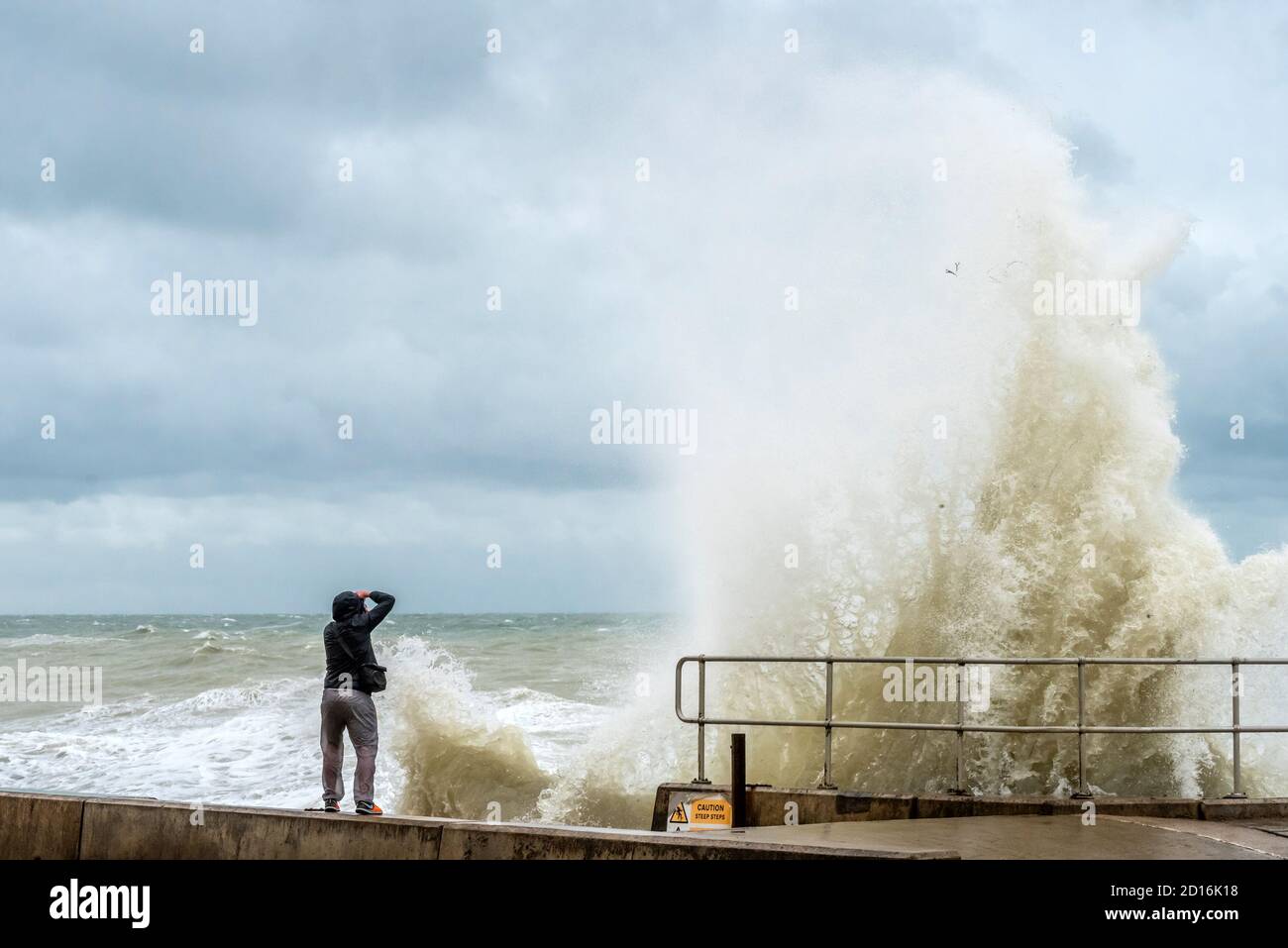 Saltdean, 4 octobre 2020 : la tempête Alex fait planer des vagues sur la promenade du front de mer à Saltdean, dans l'est du Sussex Banque D'Images