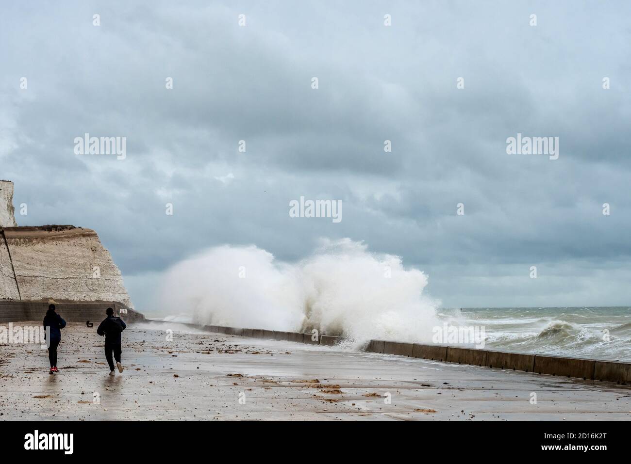 Saltdean, 4 octobre 2020 : la tempête Alex fait planer des vagues sur la promenade du front de mer à Saltdean, dans l'est du Sussex Banque D'Images