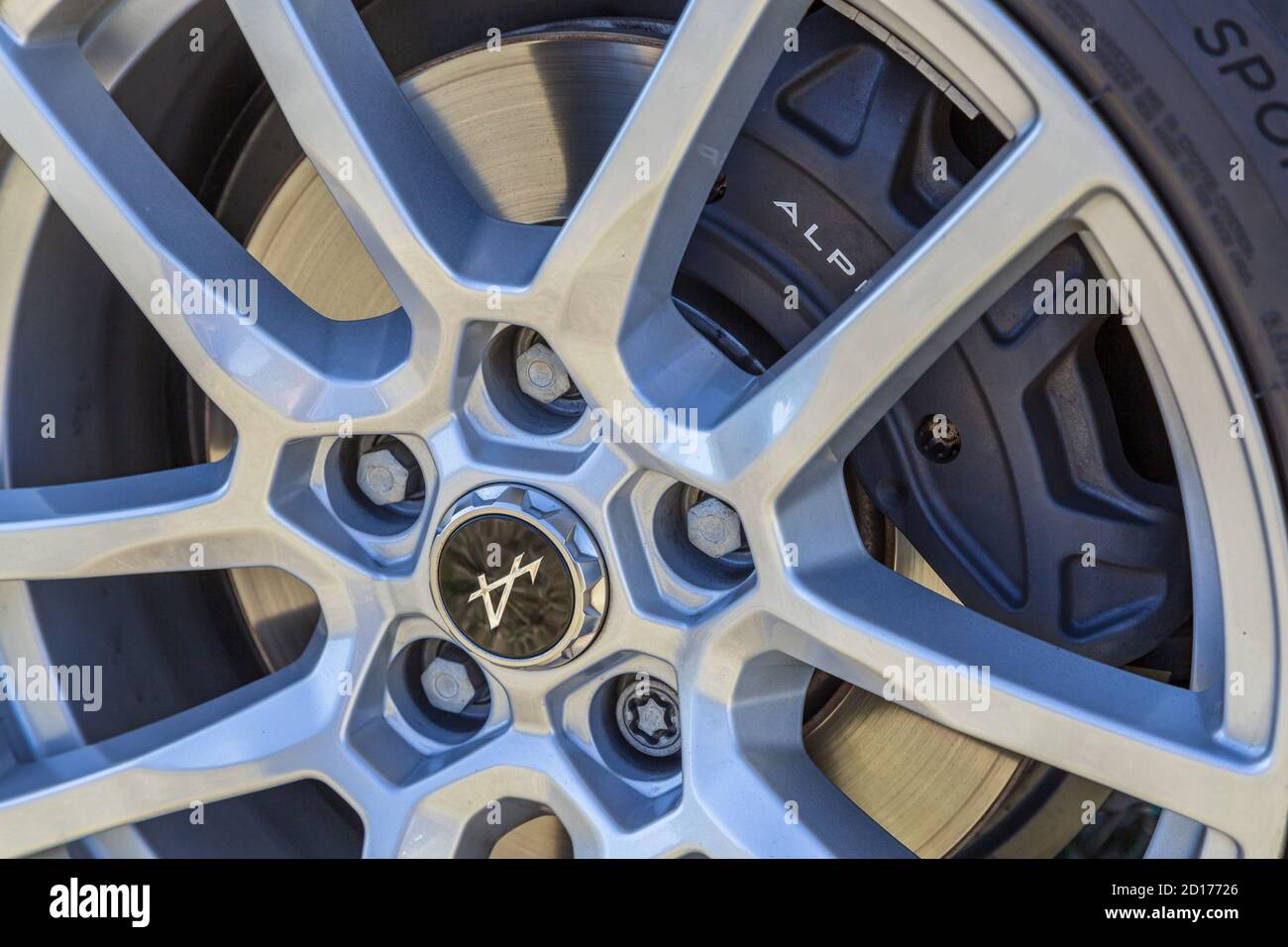 Benon, France - 9 septembre 2020 : gros plan de la roue et du système de freinage à disque sur une renault A110 alpine Banque D'Images