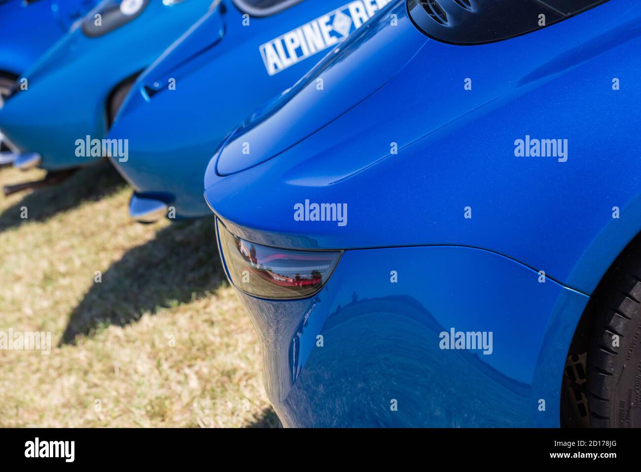 Benon, France - 9 septembre 2020 : voiture neuve et ancienne Renault Alpine A110 bleue exposée au tour de france dans un petit village contrayside Banque D'Images