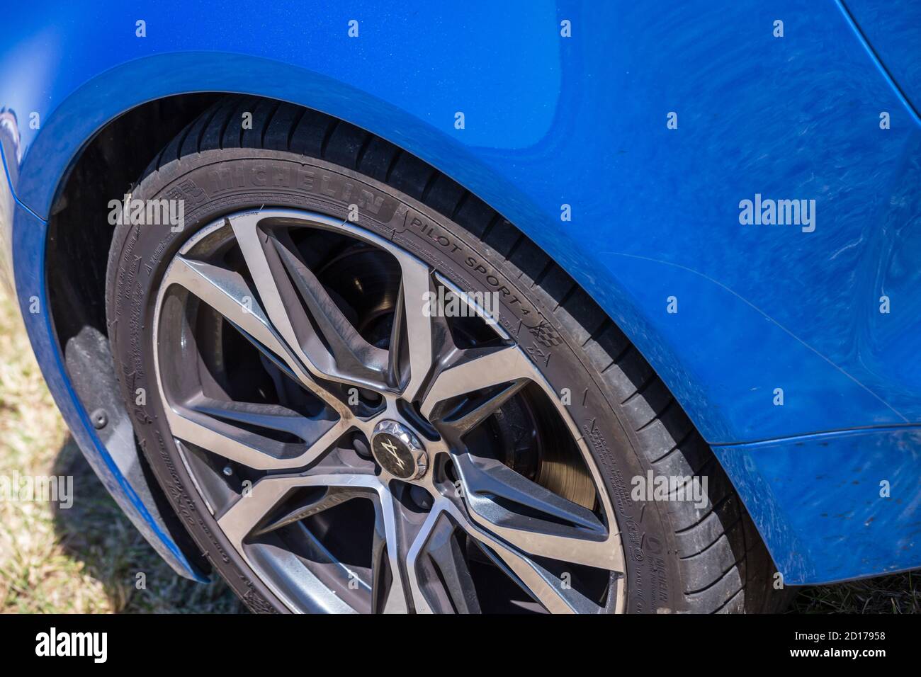 Benon, France - 9 septembre 2020 : gros plan de la roue et du système de freinage à disque sur une renault A110 alpine Banque D'Images