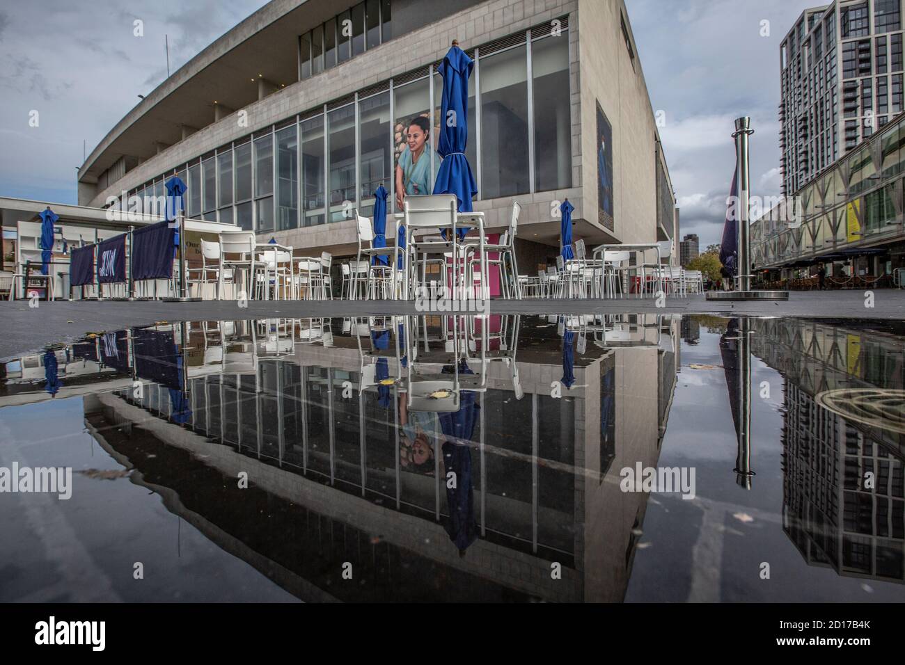 Le Royal Festival Hall est vide et se reflète dans une flaque d'eau de pluie alors qu'il reste fermé en raison des restrictions liées à une pandémie de coronavirus, Londres, Royaume-Uni Banque D'Images