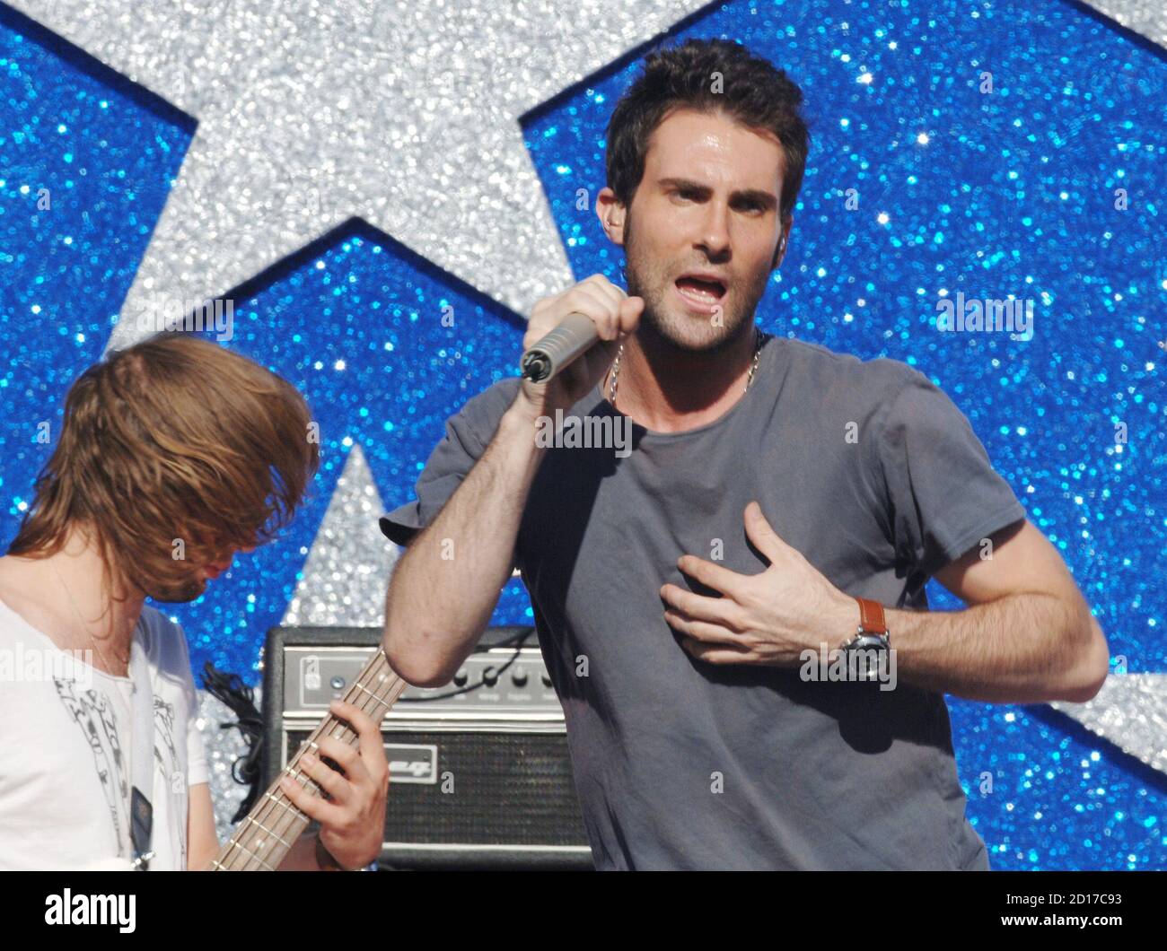 Lead singer for the band Maroon 5, Adam Levine (R), performs at the NFL  Kickoff Celebration September 8, 2005, at the Coliseum in Los Angeles,  California. REUTERS/Jim Ruymen JR/AT Photo Stock - Alamy
