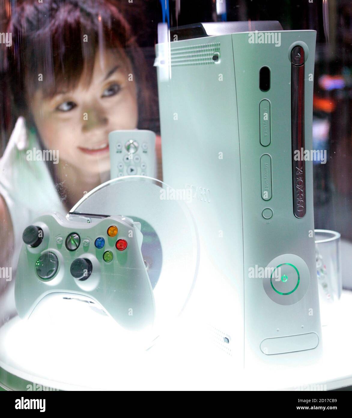 La console de jeux vidéo X-Box de Microsoft Corp reflète les photographes  lors du dévoilement de la nouvelle machine à jeux à Tokyo en mars 10.  Microsoft a déclaré qu'elle entrerait sur