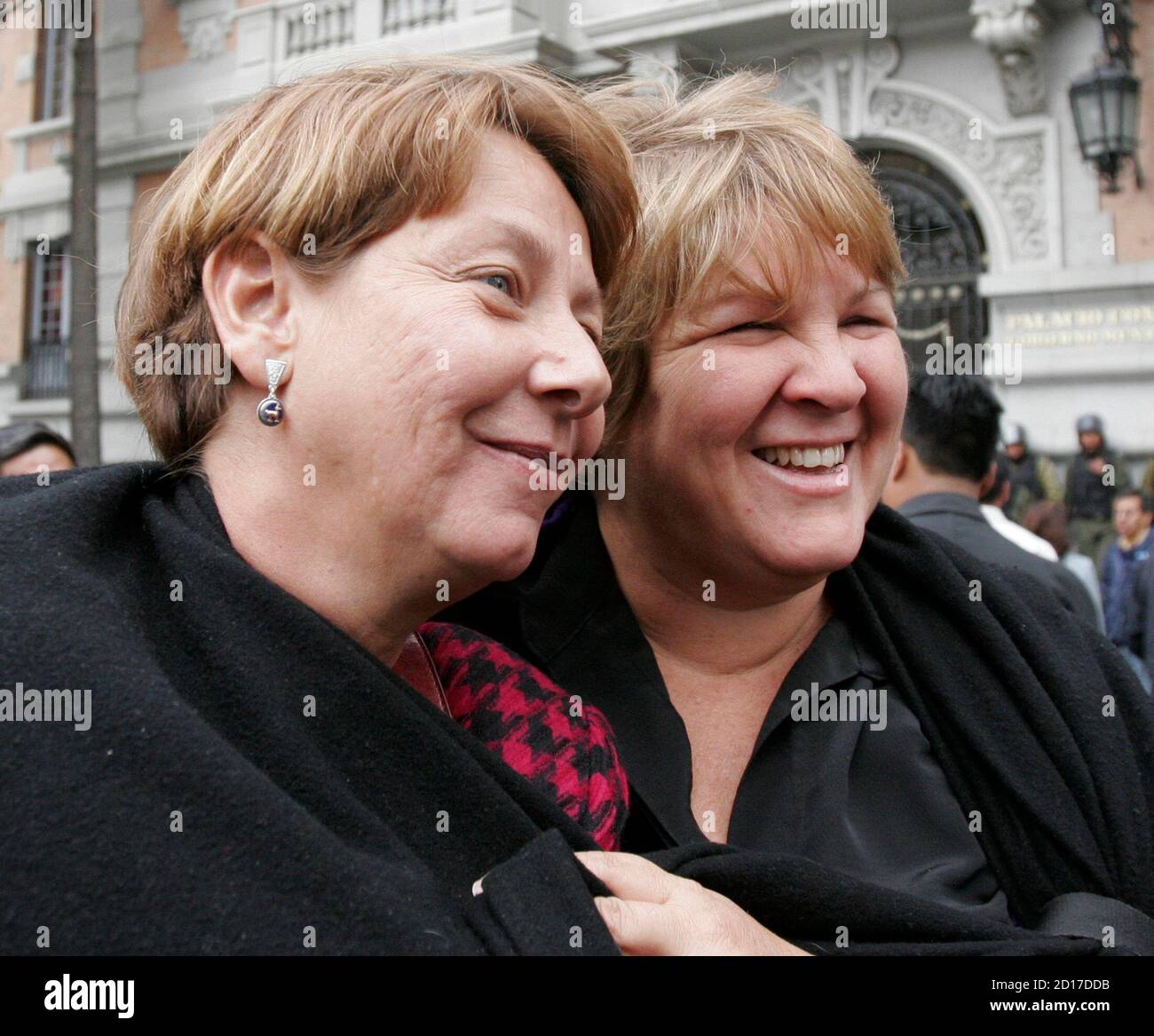 Aleida Guevara (R) cubaine, fille d'Ernesto Che Guevara, et Rosa Aurora  Freijanes, épouse d'un cubain détenu aux États-Unis pour espionnage,  quittent le bureau du conseil de la Paz le 5 octobre 2006.