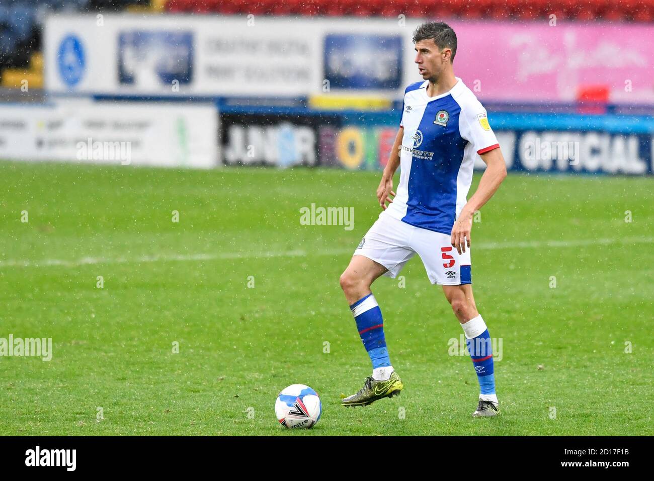 Daniel Ayala (5) de Blackburn Rovers avec le ballon Photo Stock - Alamy