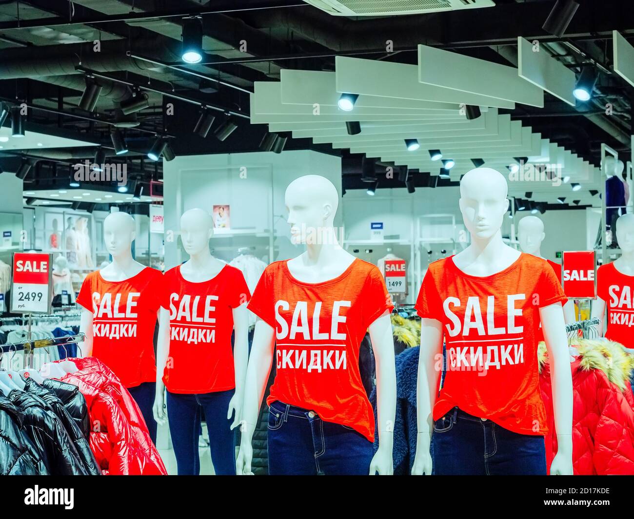 Sotchi, Russie - 14 décembre 2019. Mannequins blancs en t-shirts rouges avec inscription SOLDE stand dans une rangée dans le magasin Banque D'Images