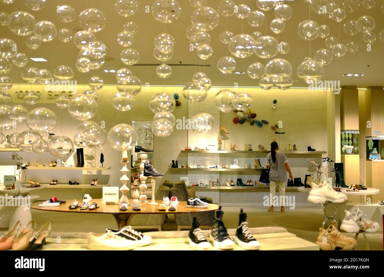 Client dans un magasin de chaussures de Toronto Banque D'Images