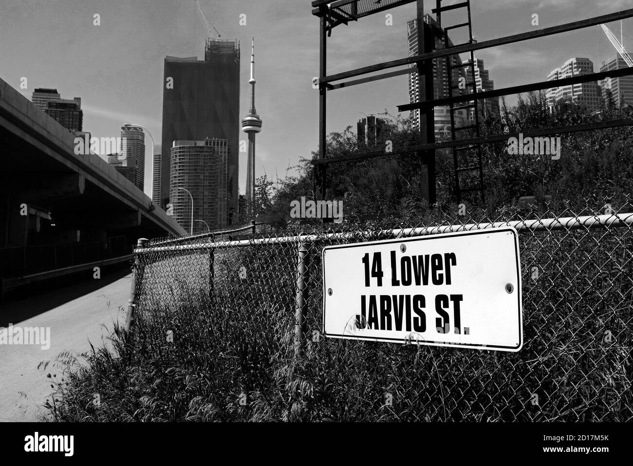 Centre-ville de Toronto vu depuis une rampe d'accès à l'autoroute Banque D'Images