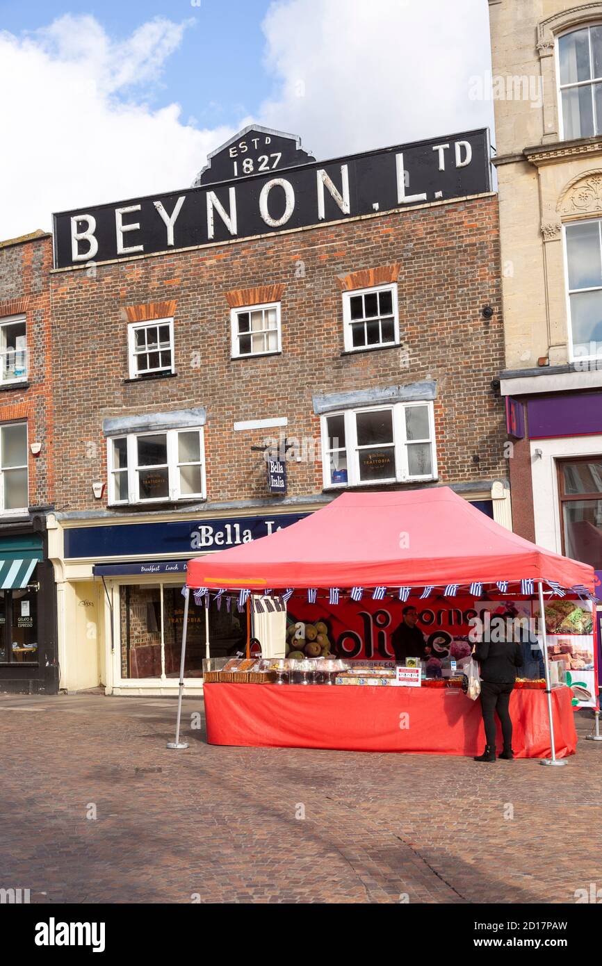 Marché stalles à la place du marché à côté du bâtiment Beynon, Newbury, Berkshire, Angleterre, Royaume-Uni Banque D'Images