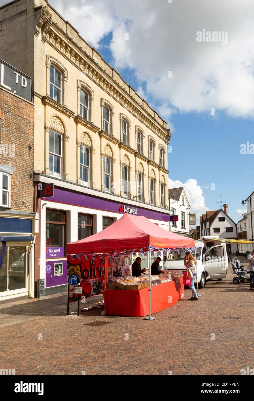 Marché stalles à la place du marché à côté du bâtiment de banque NAT West, Newbury, Berkshire, Angleterre, Royaume-Uni Banque D'Images