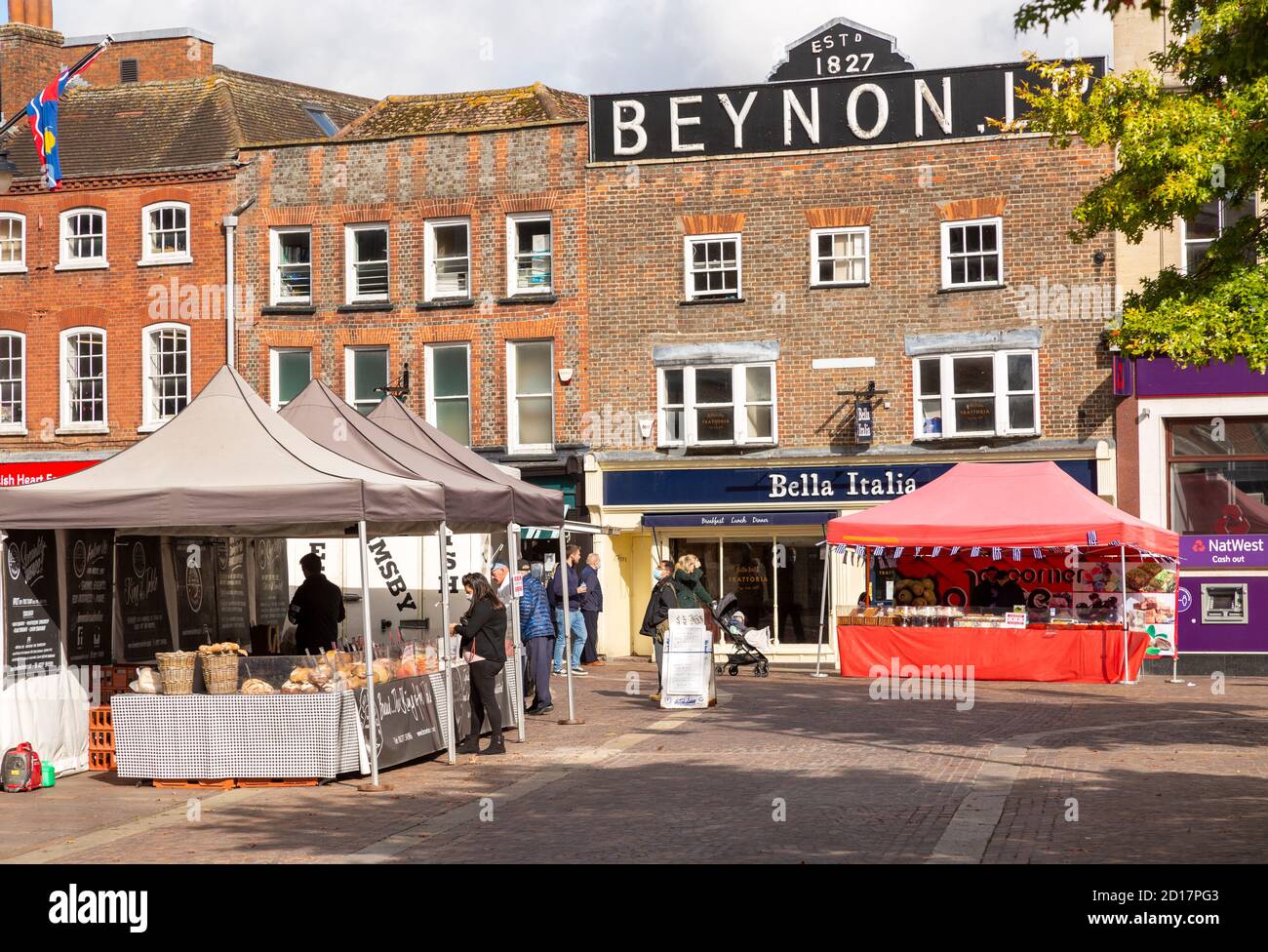 Marché stalles à la place du marché à côté du bâtiment Beynon, Newbury, Berkshire, Angleterre, Royaume-Uni Banque D'Images