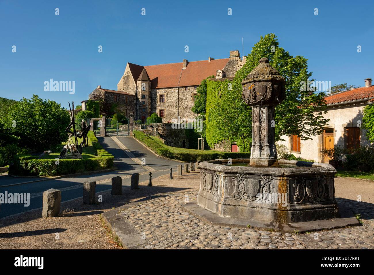 Fontaine et château, Saint Saturnin, département du Puy de Dôme, Auvergne-Rhône-Alpes, France, Europe Banque D'Images