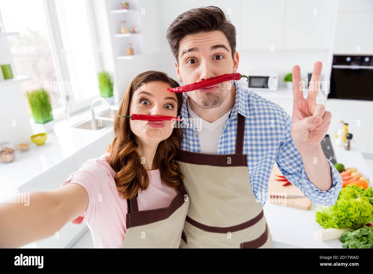 Deux Personnes Reve Humour Bande Dessinee Plaisantant Couple Amoureux Ont Fake Moustache Rouge Piment Fort Faire Plaisir Au Selfie Show V Sign Style De Vie De Fin De Semaine Sain Photo Stock