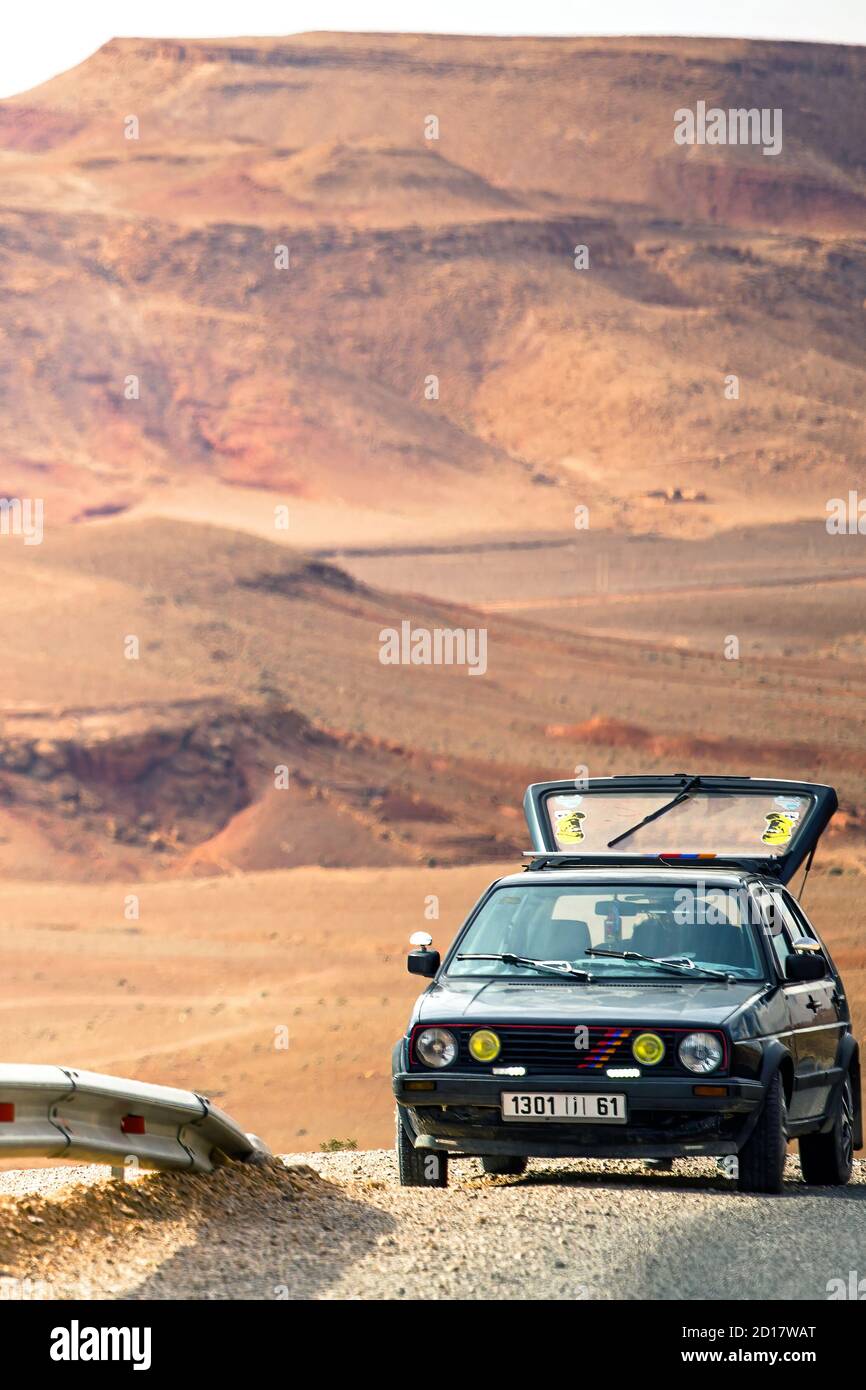 Tinghir, Maroc - 26 DÉCEMBRE 2019 : vue panoramique sur la route d'une voiture dans une zone de repos au milieu du canyon du désert, Tinghir Maroc Banque D'Images