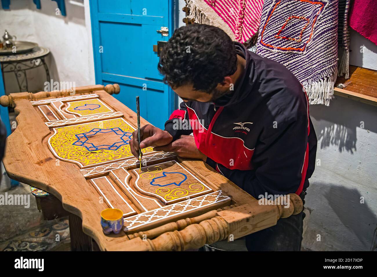 Rabat, Maroc - 3 JANVIER 2020 : Portrait d'un artiste marocain peignant un  motif traditionnel islamique sur une tête de lit Photo Stock - Alamy