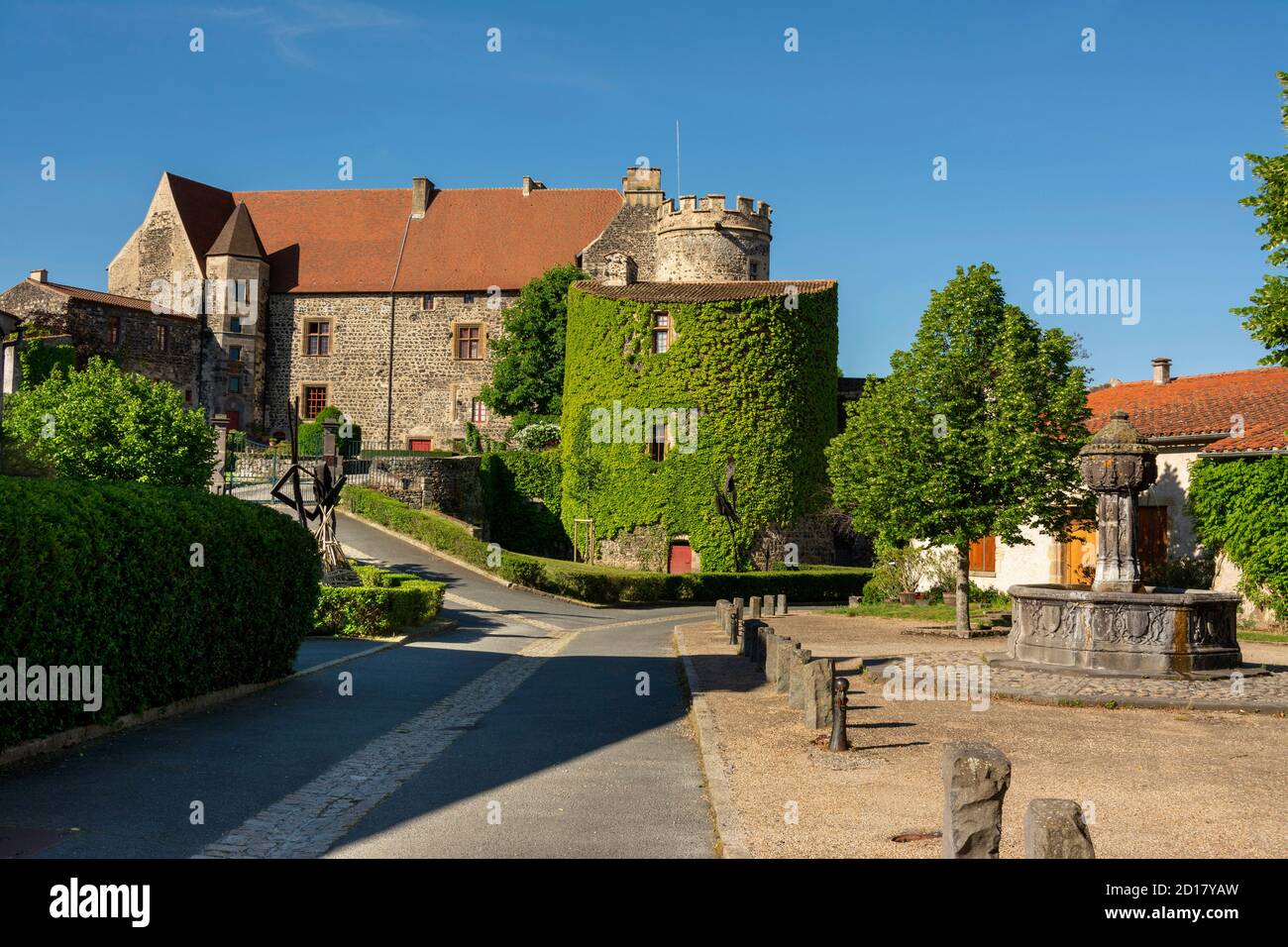 Fontaine et château, Saint Saturnin, département du Puy de Dôme, Auvergne-Rhône-Alpes, France, Europe Banque D'Images