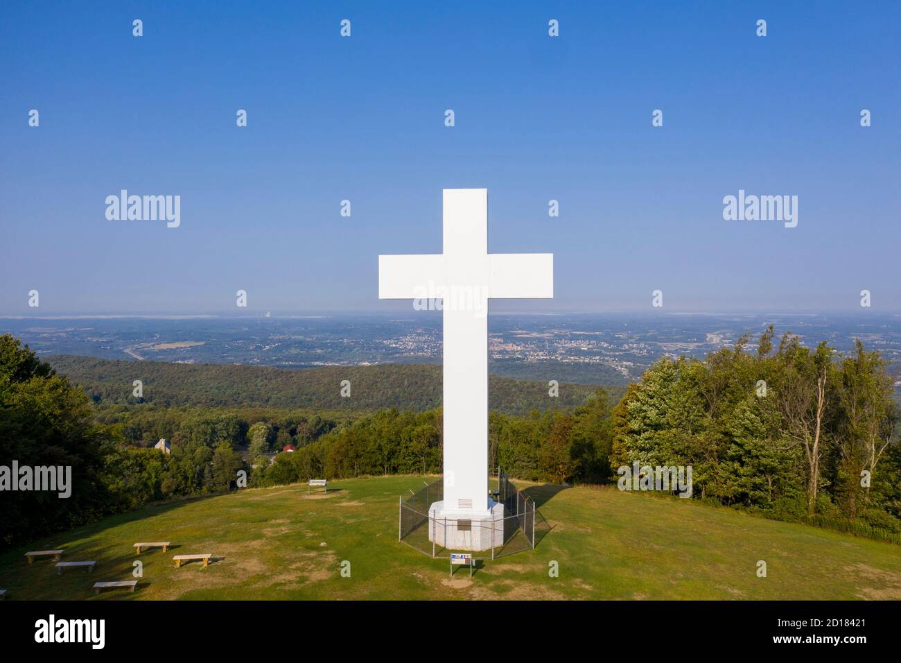 Uniontown, Pennsylvanie - la Croix du Christ au sommet du Knob de Dunbar au camp chrétien et centre de remise en état United Methodist Jumonville. La ta de 60 pieds Banque D'Images