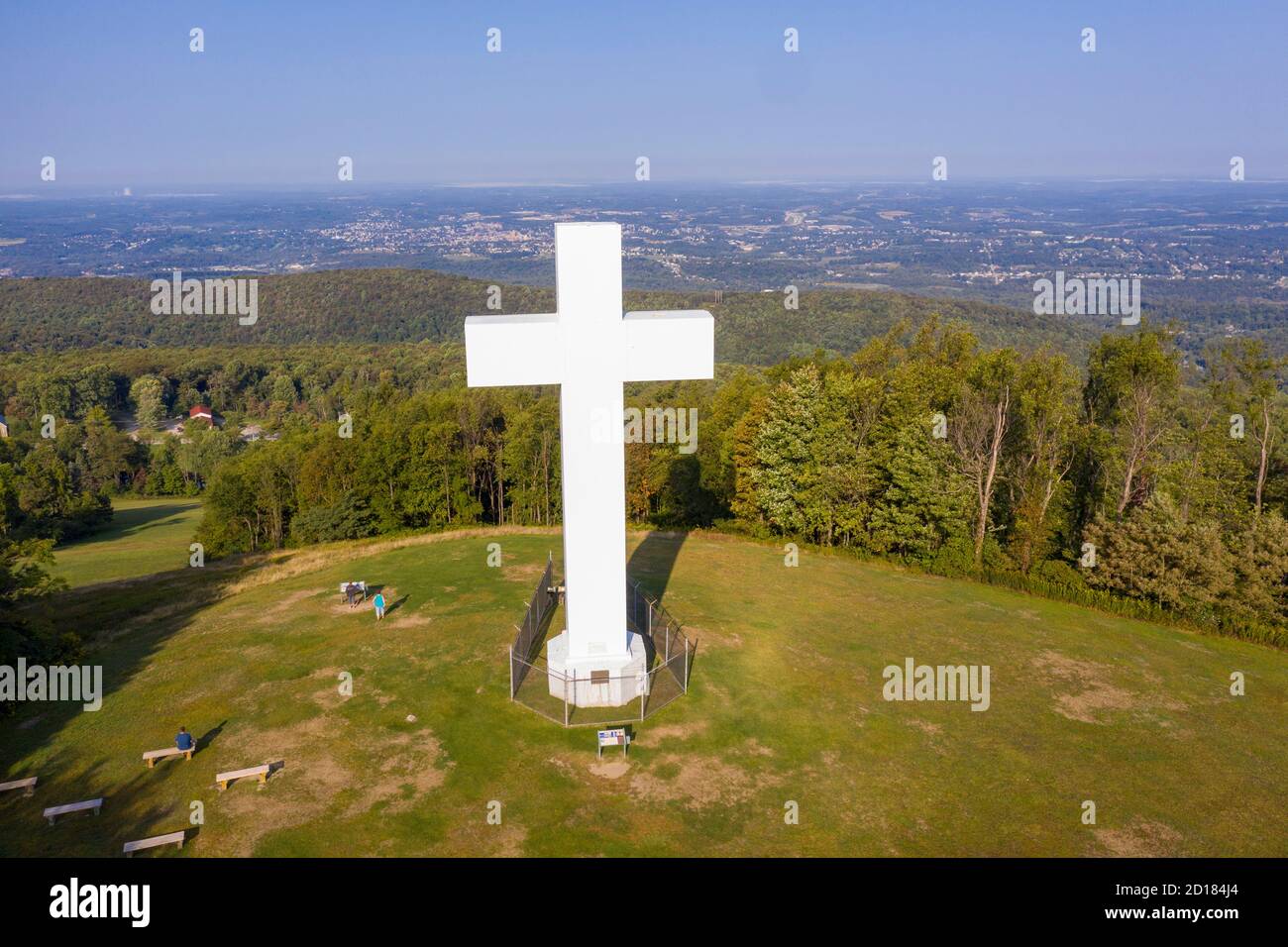 Uniontown, Pennsylvanie - la Croix du Christ au sommet du Knob de Dunbar au camp chrétien et centre de remise en état United Methodist Jumonville. La ta de 60 pieds Banque D'Images