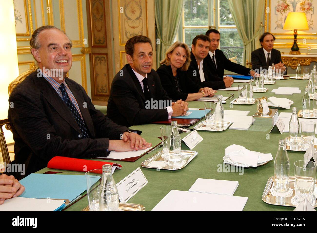France's President Nicolas Sarkozy (2nd L) and Culture Minister Frederic Mitterrand (L) attend a meeting with the Council for Artistic Creation at the Elysee Palace in Paris September 9, 2009. REUTERS/Benoit Tessier (FRANCE POLITICS ENTERTAINMENT) Banque D'Images